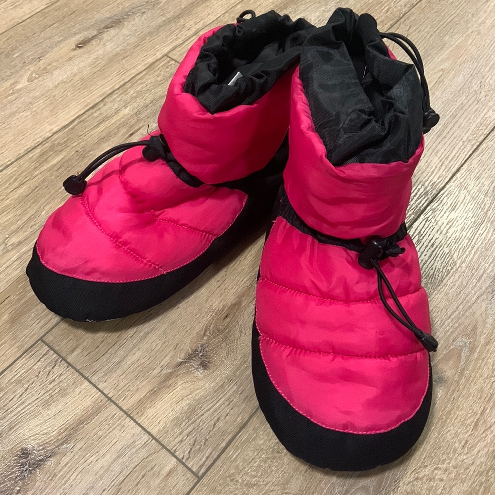 Baffin Pink and Black Insulated Slip-On Slippers